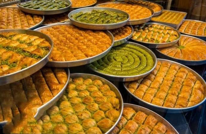 Misafirliğe giderken tatlı mı yoksa meyve götürmek mi daha makul olur?