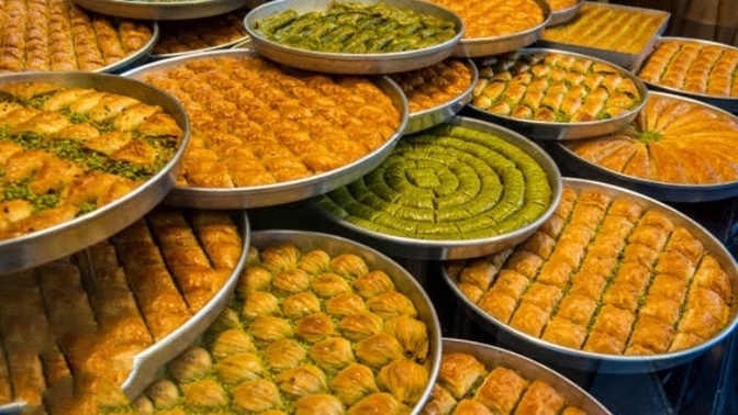 Misafirliğe giderken tatlı mı yoksa meyve götürmek mi daha makul olur?