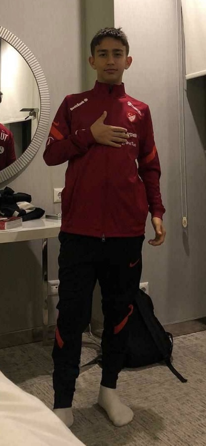 Sizce bu çocuktan daha güçlü kızlar var mıdır kendi iddiasına göre hiç bir kızın onu dövemeyeceğini söylüyor siz ne diyorsunuz?