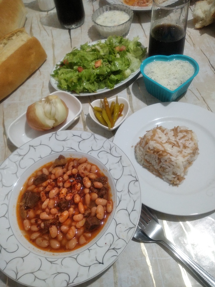 Kuru fasulyeyi pilav üstüne dökerek mi yoksa ayrı tabakta mı yemeyi seversiniz?