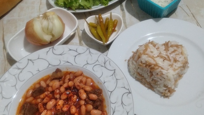 Kuru fasulyeyi pilav üstüne dökerek mi yoksa ayrı tabakta mı yemeyi seversiniz?