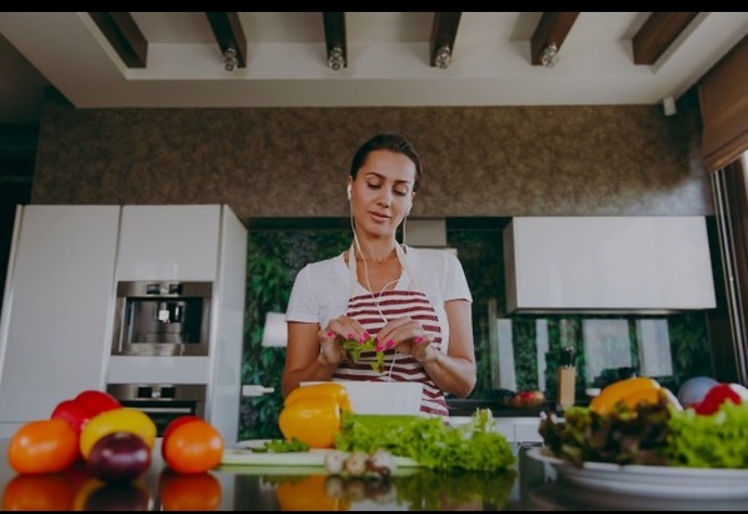 Yemek yaparken şarkı mırıldanmak adetten midir?