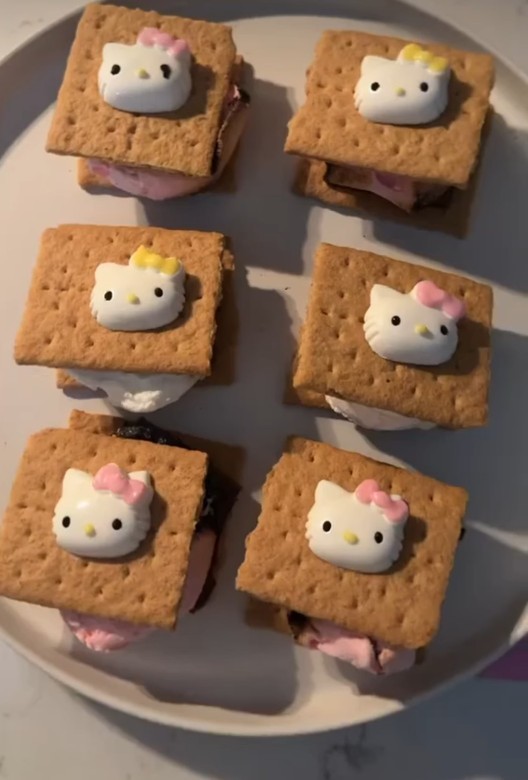 Hello Kittyli pasta yapsam yer misiniz?
