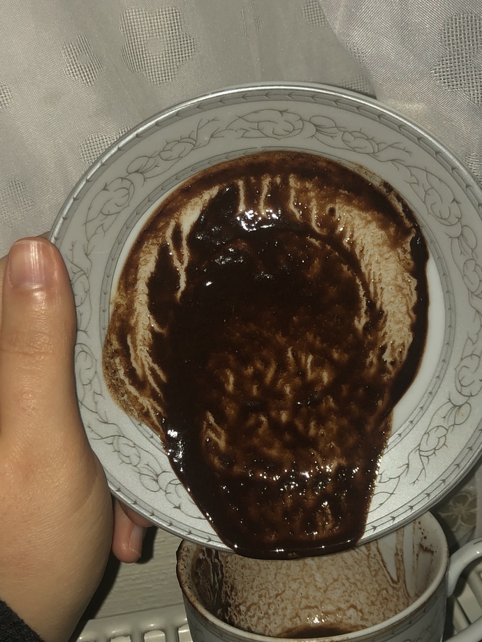 Fal yorumlayacak olan var mı?