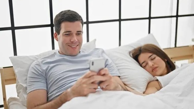 Geceleri telefonda cok takilirmisin?