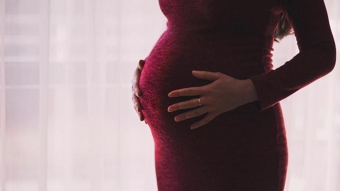Bebek kadının karnında olmak yerine rahminde oluşup orada duruyorsa doktor nasıl kadının karnını kesip doğum yaptırıyor?