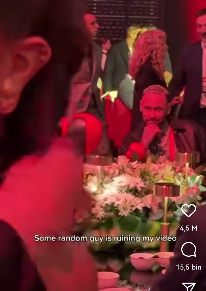 Neymarda böyle çekici bi aura mı var bana mı öyle geliyor?