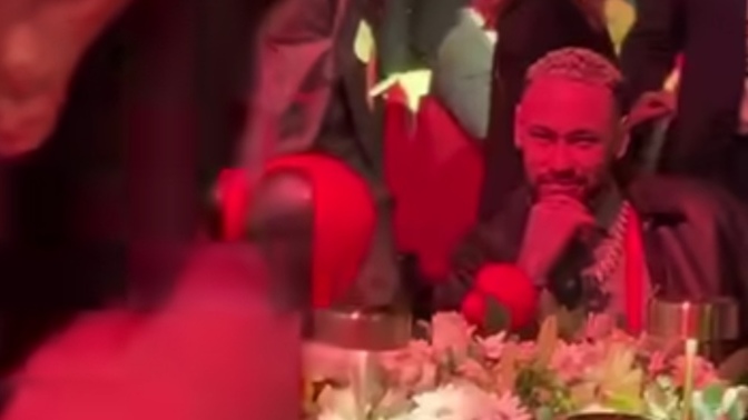 Neymarda böyle çekici bi aura mı var bana mı öyle geliyor?