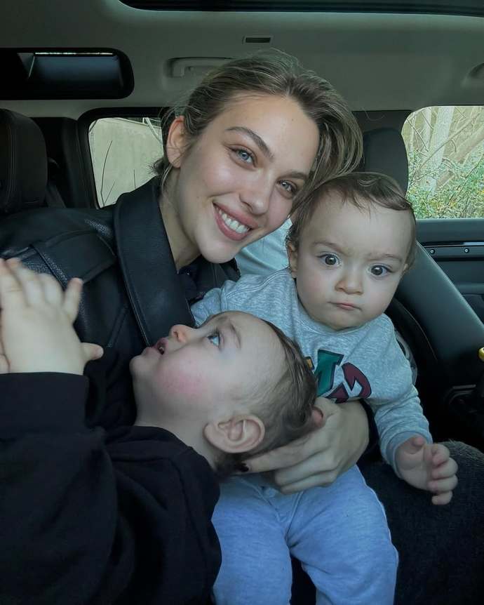 Yasemin Tatlıses sizce de Barbara Palvin e benzemiyor mu?