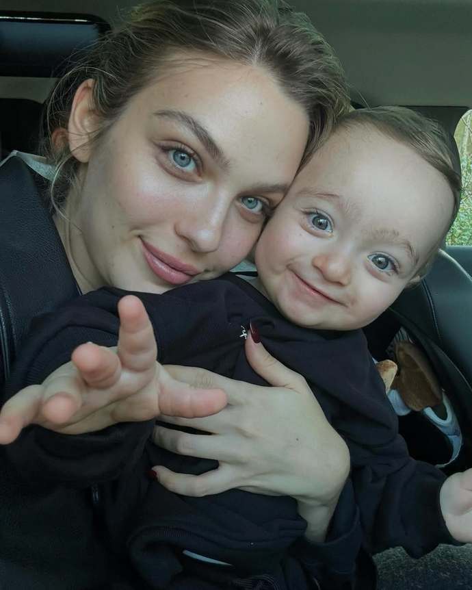 Yasemin Tatlıses sizce de Barbara Palvin e benzemiyor mu?