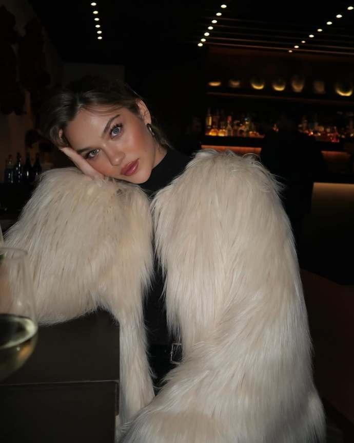 Yasemin Tatlıses sizce de Barbara Palvin e benzemiyor mu?