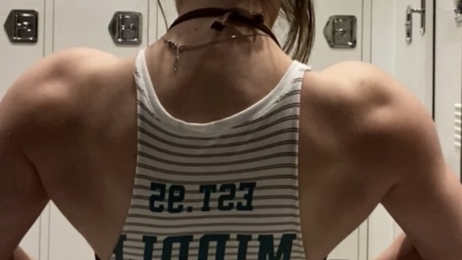 Spor salonundaki kız bana güreş teklif ediyor kabul etmelimiyim?