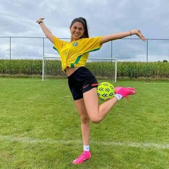 Futbolu bilenlere sorum bu kız futbolcu bu erkek kaleci Onuralp Çevikkana gol atabilir mi?