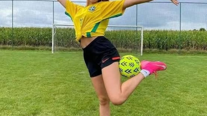 Futbolu bilenlere sorum bu kız futbolcu bu erkek kaleci Onuralp Çevikkan'a gol atabilir mi?