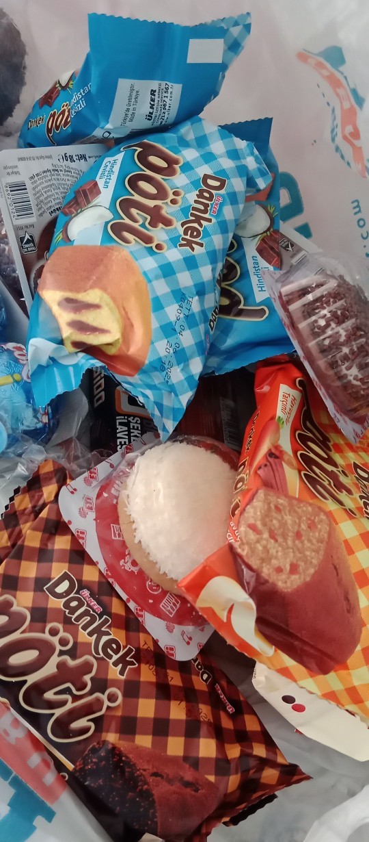 Komşum bana abur cubur almış kabul edeyim mi?