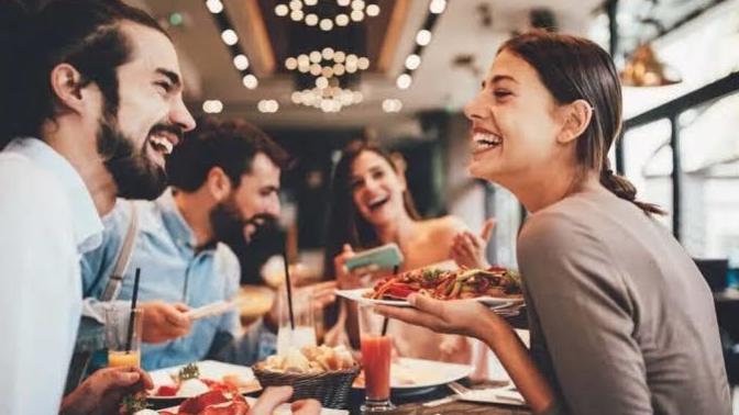 Sevgilin, arkadaşı ve onun sevgilisi ile beraber yemeğe gidebilir mi?