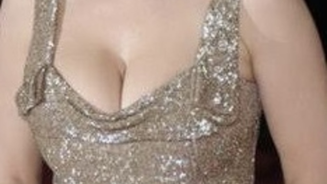 Kızlar sizce göğüs dekoltesi mi daha estetik yoksa bacak dekoltesi mi?