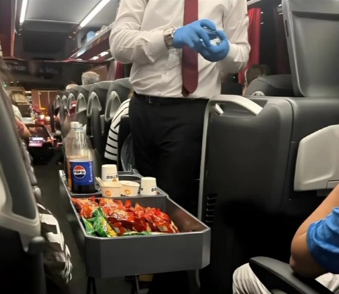 Otobüs yolculuğu sırasında yapılan ikramlarda tavriniz ne oluyor?