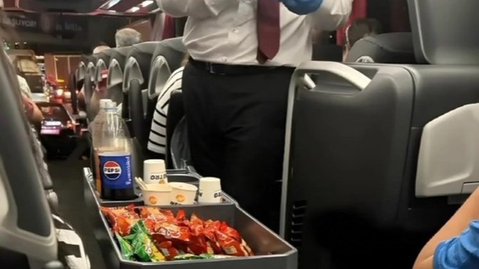 Otobüs yolculuğu sırasında yapılan ikramlarda tavriniz ne oluyor?