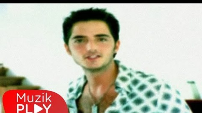 Genç kızlığımızda gönlümüzde bir şarkıcı yatardı ya hani platonik platonik bakardık ona 🥰 Senin gönlündeki kimdi peki?