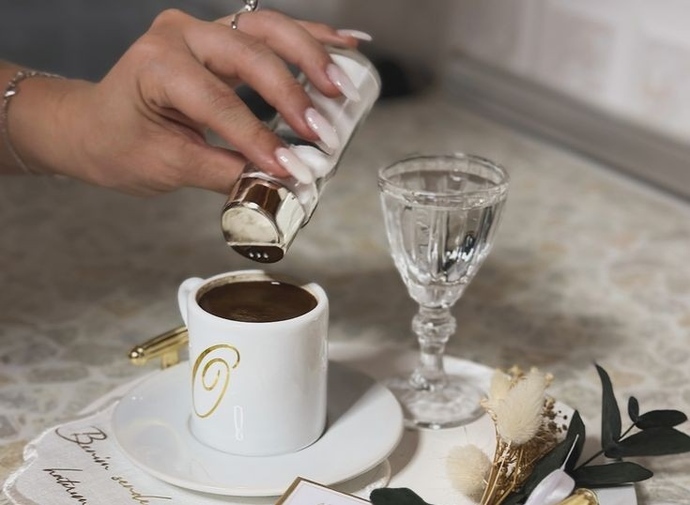 Damat kahvesine sizce tuz mu yoksa pul biber mi koymalıyım?