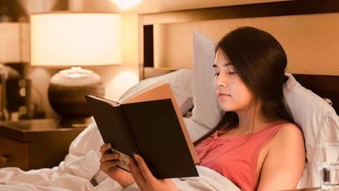 Yeni yıla kitap okuyarak girsek 2025'te başımıza kitap yağar mı?