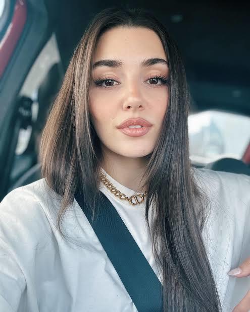 Hande Erçel in burnun da estetik var mı sizce?