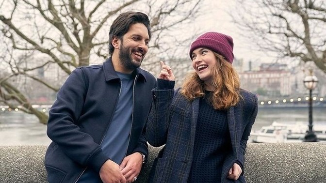 Dikkat çekmek için olmadığınız biri gibi davranır mısınız?