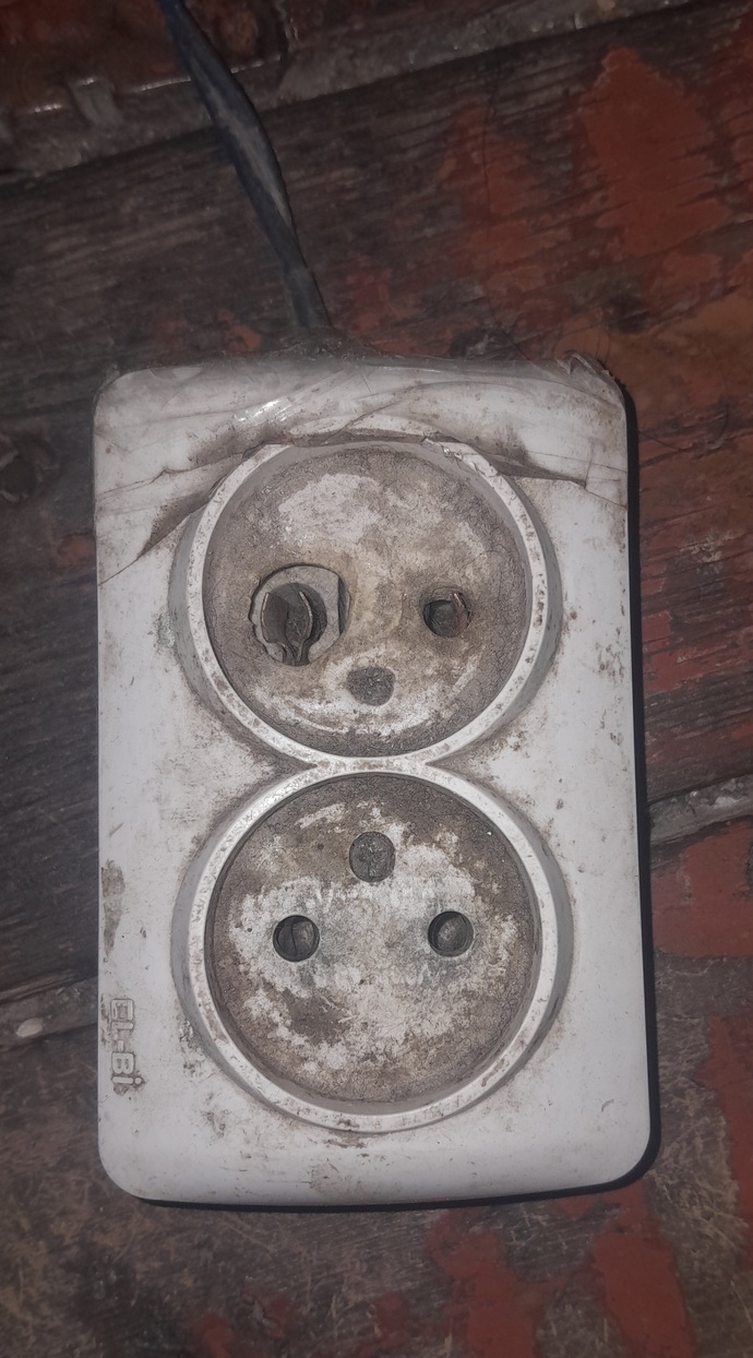 İlk resimdeki priz aşağıdakı fişli prizleri kaldıra bilirmi?