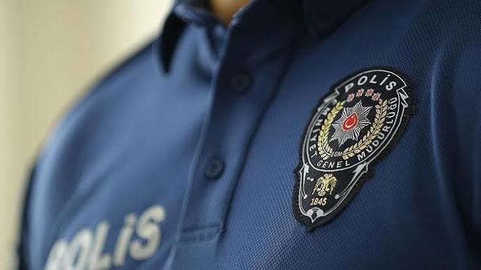 Kız arkadaşım ben sadece polisle evlenirim diyor. Öğretmenlikten istifa et polisliğe geç evlenelim diyor. Neden bunu istiyor sizce?