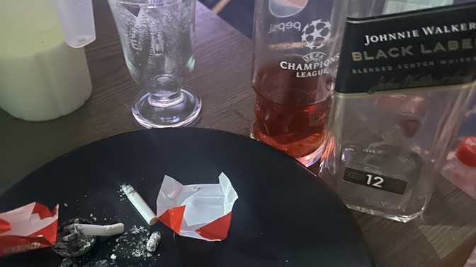 Ben ağlarım ikimizin yerine Yüzlük içtim bir şey olur mu bana?