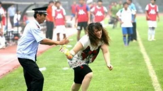 Maçlara giden, sürekli futbol konuşan holigan tipli kadın sizce de aşırı itici değil mi?