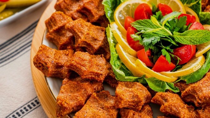Çiğköfte mi? Mercimek köftesi mi?