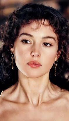 Angelina Jolie'den daha güzel bir kadın var mıdır?