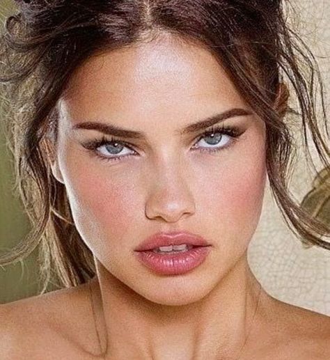 Angelina Jolie'den daha güzel bir kadın var mıdır?
