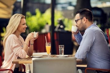 Sevgilin buluşmak için zamanı olmadığını söyleyip başkasıyla buluşursa ne yaparsın?