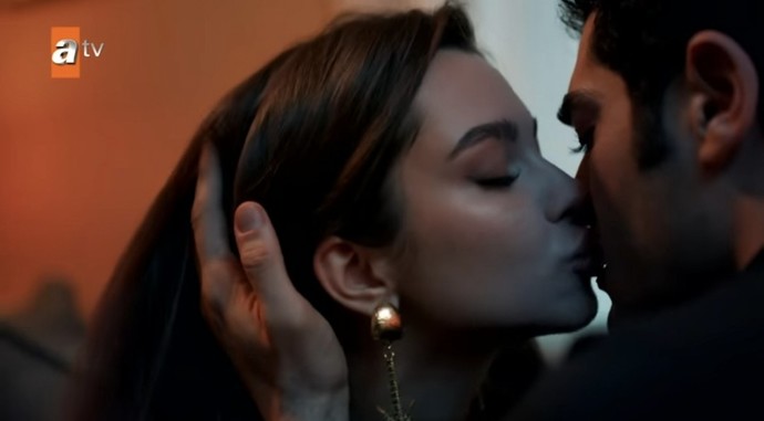 Kendisinden 17 yaş küçük kızla fanfinifon sahnesi?