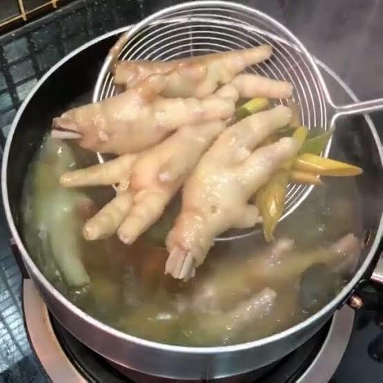 Sevgilim acıktım dedi bende ona tavuk ayağı pişirdim sizce benimle evlenir mi?