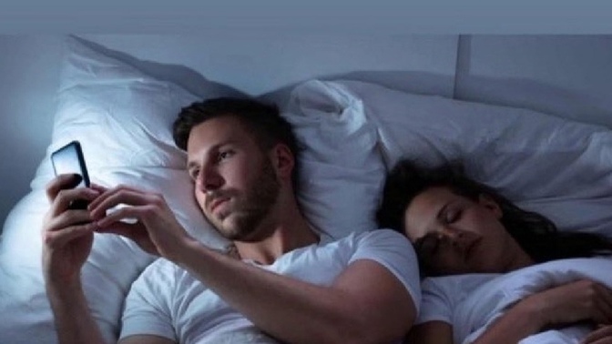 Gece yatakta telefonla uğraşan eş sizi işkillendirir mi?