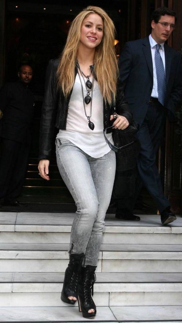 Shakira nasıl 1.57 boyunda olur?