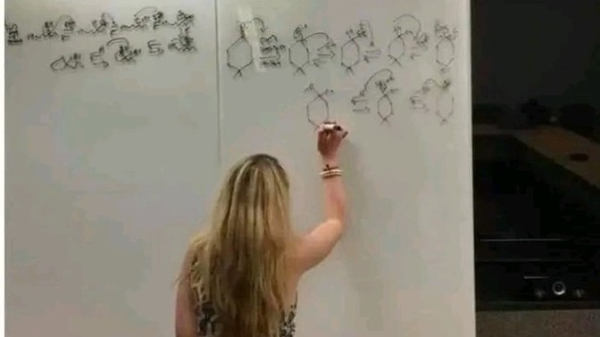 Artık iç çamaşırı göstermek mi moda?