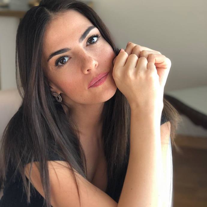 Bu kadın spiker sizce çok mu güzel?