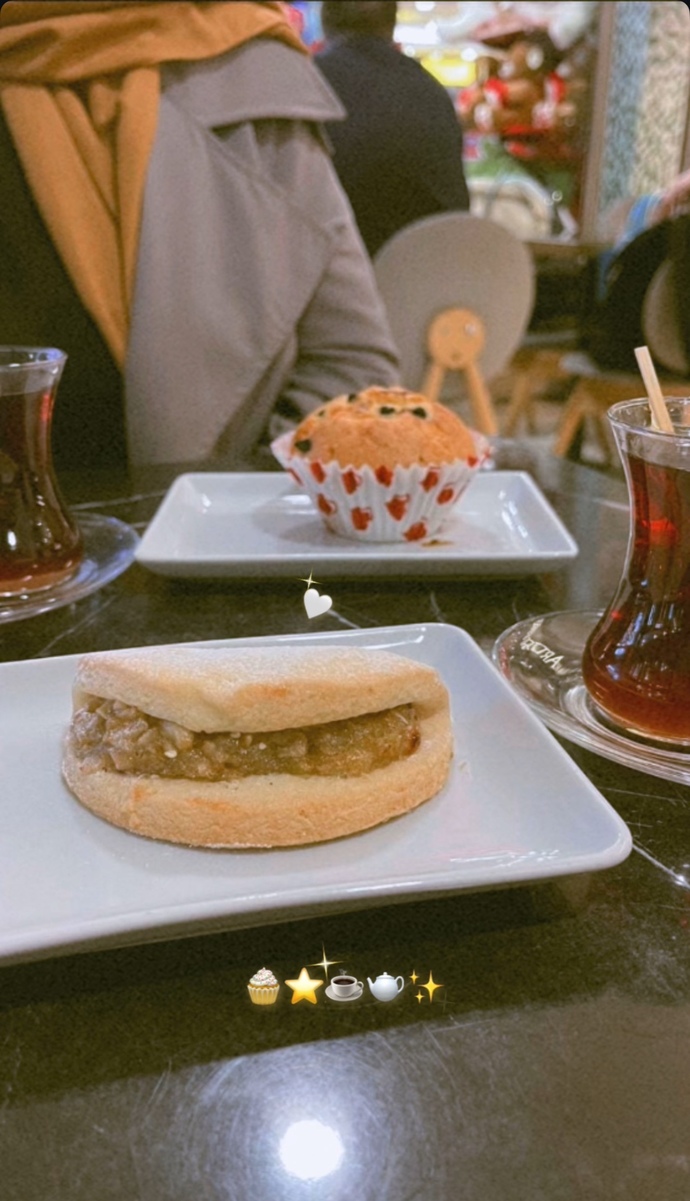 Bir fincan kahvenin 4o yıl hatrı varsa, bir bardak çayın kaç yıl hatrı var?