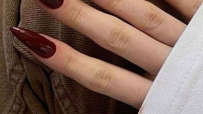 Uzun tırnaklı olan kızları çekici mi yoksa itici mi buluyorsunuz?
