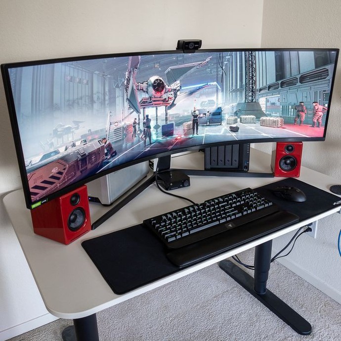 Oyun bilgisayarında monitör seçerken hangi özellikleri göz önünde bulundurursun?