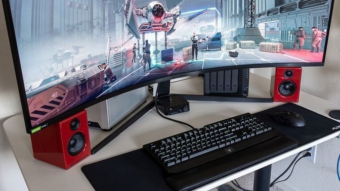 Oyun bilgisayarında monitör seçerken hangi özellikleri göz önünde bulundurursun?