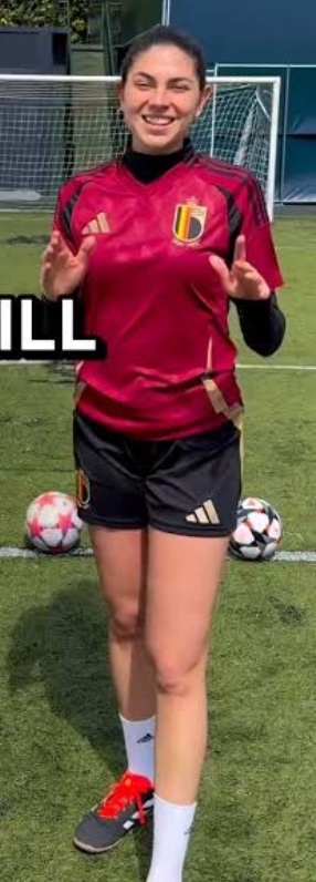 Bu kadın futbolcu bu kaleciye (erkek) futbolda gol atabilir mi?