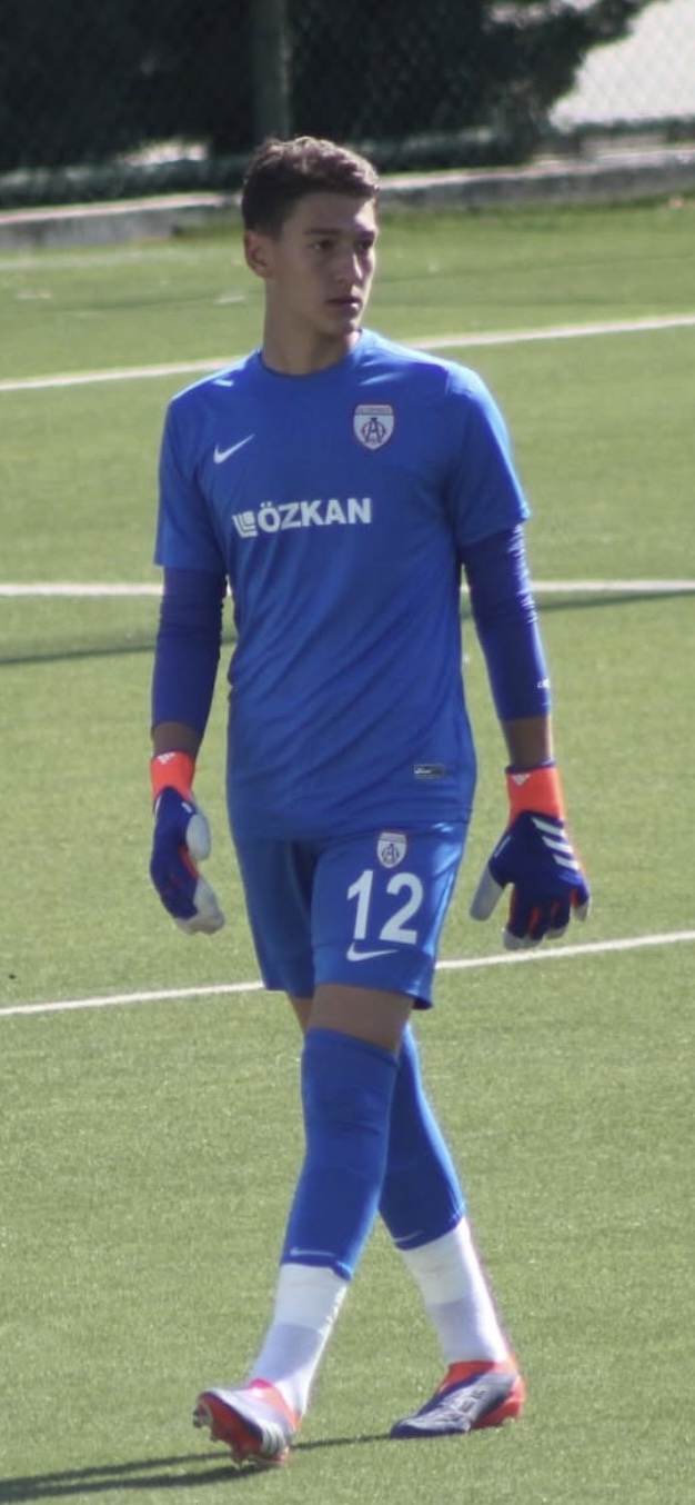 Bu kadın futbolcu bu kaleciye (erkek) futbolda gol atabilir mi?