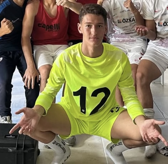 Bu kadın futbolcu bu kaleciye (erkek) futbolda gol atabilir mi?