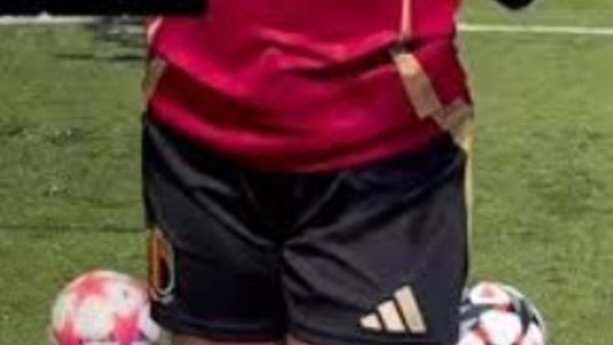 Bu kadın futbolcu bu kaleciye (erkek) futbolda gol atabilir mi?